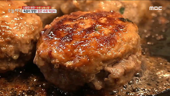 입안에서 육즙이 팡팡! 갈비보다 더 맛있는 '철판 수제 떡갈비' 클립 이미지