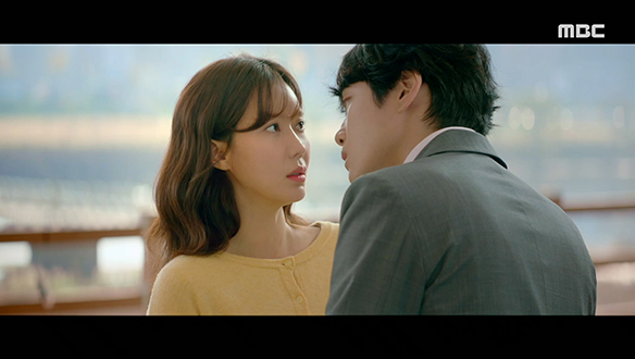 "나를 얼마나 우습게 본 거야?"…갑자기 다가와 키스하려 한 꼭두(김정현)를 경멸하듯 피하는 계절(임수향) 클립 이미지