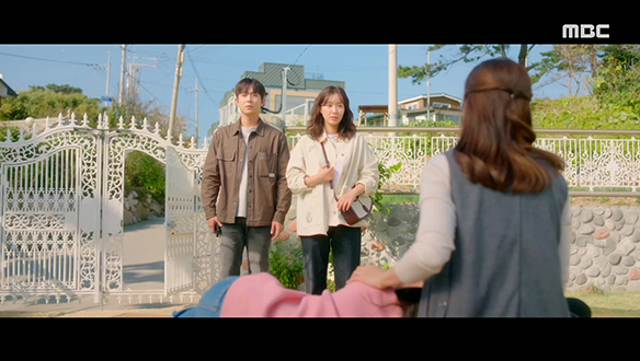 "너도 엄마 생각나?"…낯선 집에서 엄마(왕빛나)와의 추억을 떠올리는 계절(임수향)과 한철(안우연) 클립 이미지