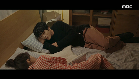 "무슨 잠을 자는 겐지"…자신과의 연애를 거부하는 계절(임수향)의 속내가 궁금한 꼭두(김정현) 클립 이미지