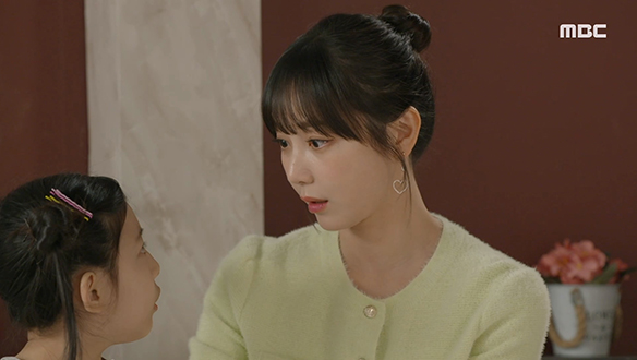 "엄마하고 인하 삼촌 곧 약혼하려고"…혜수(김규선)는 조심스레 한별(권단아)에게 앞으로의 일을 밝히는데...