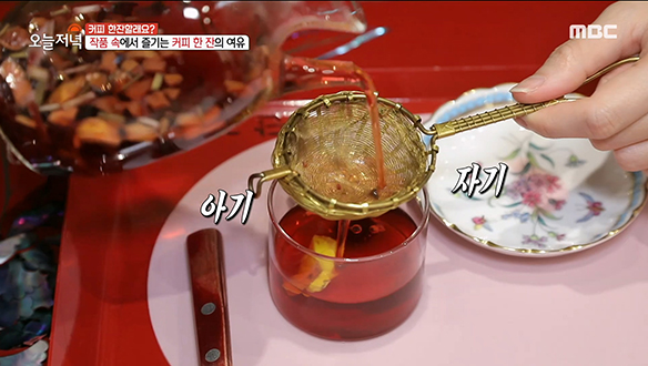 나전칠기 카페에서 즐기는 차 한 잔의 여유♨ '플랫화이트' & '루비 티' 클립 이미지