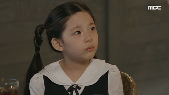 "한별이한테는 아빠잖아. 그래서 슬픈 거야." 어른스럽게 말하는 한별이(권단아)를 보고 눈물 흘리는 혜수(김