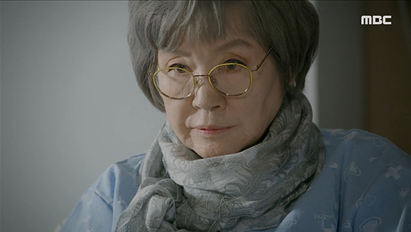 "난 치매에 걸리기 전에 갇혔다"…인하(이현석)는 현덕(반효정)의 수첩을 한두 장씩 읽어 나가는데... 클립 이미지