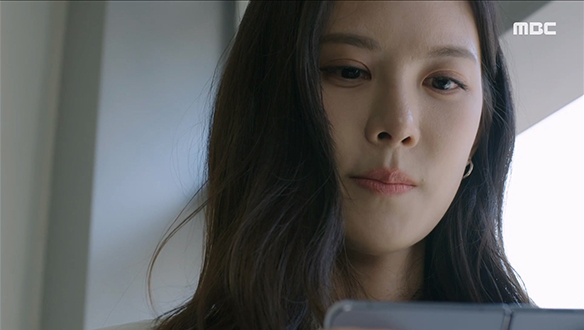 "회장실에 카메라를 설치하셨습니까?"…안 실장(주새벽)은 성재(김시헌)가 건넨 영상을 확인하는데... 클립 이미지