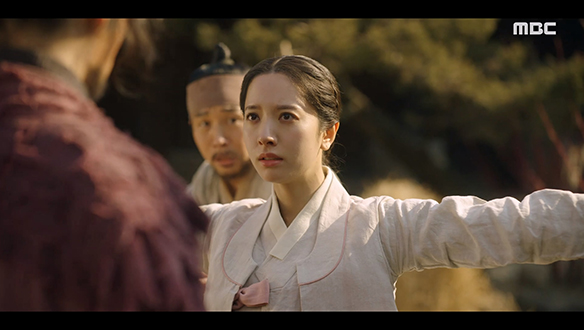 "그만!"…소원각 뒷마당에서 행패 부리는 무뢰배들을 온몸으로 막아서는 연주(김지연)