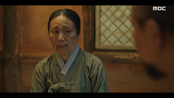 "그 외지부는 내 생명의 은인이시다"…한수(우도환)와 얽힌 사정을 털어놓는 박 씨의 노모(성병숙)