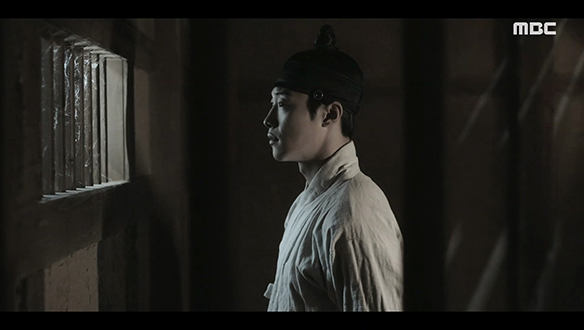 억울하게 가족을 잃는 가슴 아픈 과거를 안고 살아온 한수(우도환)