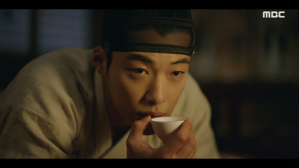 "내가 미끼를 던진 곳은 다른 곳이다"…기방에서 노고를 풀며 후일을 도모하는 한수(우도환)와 동치(이규성)