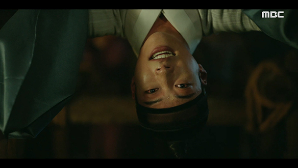 "내가 당신 살려줄게"…철천지원수인 장 대방(이준혁)을 향해 당돌하게 내뱉는 한수(우도환)