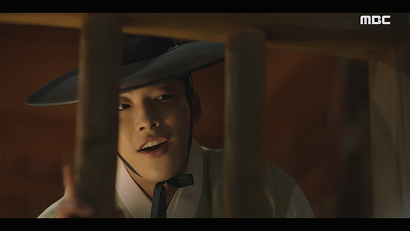 "다른 거 있지 않소? 물 건너온 귀한 거"…장 대방(이준혁)에게 복수하기 위해 표 씨(양현민)를 설득하는 한수(우도환) 클립 이미지