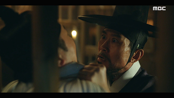 "감히, 그 일을 입에 올려?"…자신에게 불똥이 튀기 전에 장 대방(이준혁)의 입을 틀어막는 박제수(조희봉) 클립 이미지