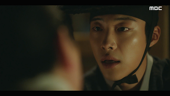 "내 아버지 왜 죽였어?"…명이 다해 가는 장 대방(이준혁)을 붙들고 7년 전 사건의 진실을 묻는 한수(우도환) 클립 이미지