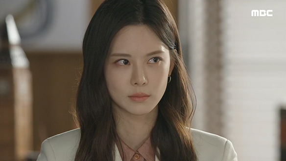 "그리고 곧 도착하겠네요. 이 USB 원본." 사직서와 범행 현장이 담긴 USB를 건네는 안실장(주새벽) 클립 이미지