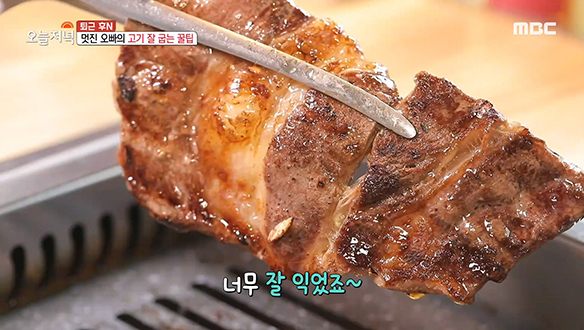 홍대에서 스테이크를 5,900원에?! 혼밥러들의 성지가 된 '스테이크 맛집' 대공개!