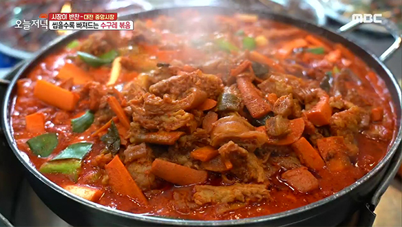 대세는 이모카세! 이모카세 인기 메뉴 '수구레 볶음'  클립 이미지