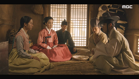 "우리는 그 불안감을 자극해야 해"…한수(우도환)는 곤경에 처한 영실(권아름)을 구해낼 계획을 세우는데... 클립 이미지