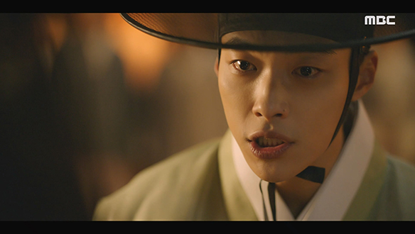 "우린 역심이라 부릅니다"…규율장에서 권력 휘두르는 이장(강신일)의 횡포를 규탄하는 한수(우도환) 클립 이미지