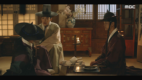 "대답은 사또가 하셔야죠"…청산 현감에게 영실(권아름)에 얽힌 사건의 진실을 묻는 지선(차학연)과 한수(우도환) 클립 이미지