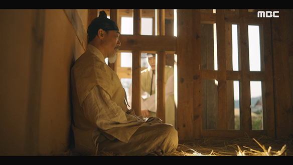 "덕분에 아직 네가 살아있는 거다"…한수(우도환)는 이장(강신일)에게서 아버지의 죽음에 얽힌 이야기를 듣게 되고... 클립 이미지