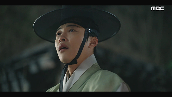 폐허가 된 옛집에서 떠나보낸 가족들과의 일을 추억하는 한수(우도환) 클립 이미지