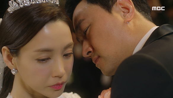 서로 탐탁지 않은 결혼식을 올리는 치환(김유석)과 미강(고은미), 그리고 아이를 출산하는 순영(심이영)