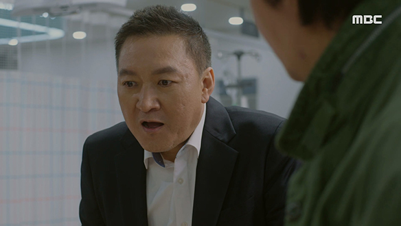 "어이 꼬마, 너 이름 대봐!" 어린 해인(김시하)에게 다그치는 황태용(박동빈) 클립 이미지