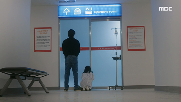 "아줌마한테 갈래요, 아줌마 옆에 있을래요" 아픈 와중에도 수술실 앞을 지키는 어린 해인(김시하) 클립 이미지