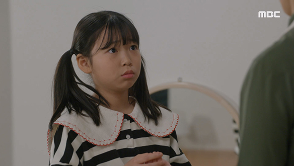 "제 목걸이 찾았으니까 이만 갈게요" 목걸이를 찾으러 치환(김유석)의 집으로 스스로 간 어린 해인(김시하) 클립 이미지