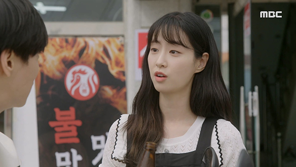 "여기는 배달어플 이용 안 해요?" 오해로 인해 솔이(전혜연)네 치킨 배달을 하는 진우(서한결)