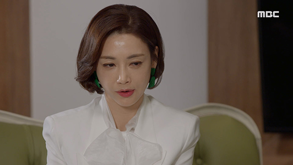 "영화보다 더 멋있더라니까!" 창립 10주년 행사 때 있던 일을 얘기하는 영은(조미령)이 때문에 표정이 굳는 미강(고은미)