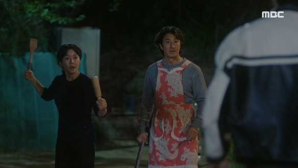 "아빠 나 변태가 쫓아와요~!" 진우(서한결)를 변태로 오해한 솔이(전혜연)의 전화를 받고 뛰어나가는 이창(이훈)과 정임(조은숙) 클립 이미지