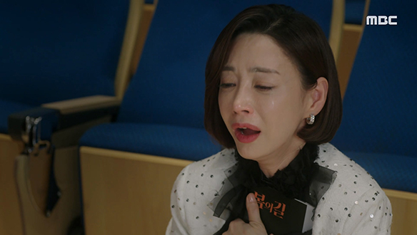 "보고 싶어 이창씨.. 당신 보고 싶어" 우연히 이창(이훈)의 희곡을 발견하고 그리워 우는 미강(고은미)