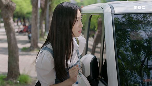"내가 진짜 걔 때문에 매일 피가 말라" CCTV를 확인하러 간 솔이(전혜연)를 지켜보며 불안에 떠는 세나(정우연)