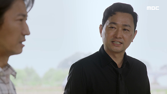 "강치환 너는 사랑하는 여자와 네 아이를 선택했어야 했어" 강치환(김유석)에게 의미심장한 말을 하는 이창(이훈)