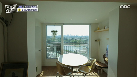 <성동구 송정동 중랑천 보고 중량 쳐! >중랑천 뷰에 남산타워까지 보이는 거실  클립 이미지