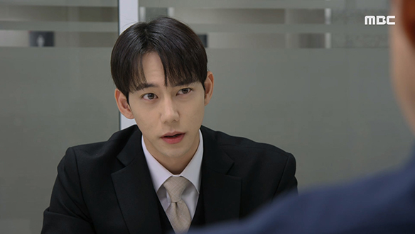 가짜 뉴스를 흘리고 윤솔(전혜연)에 대해 부정적인 여론을 조작하는 도현(진주형) 클립 이미지