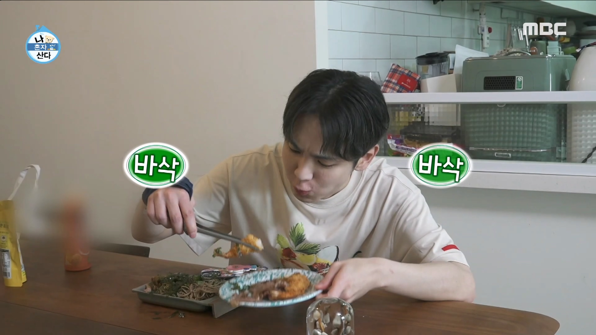 요리 천재 기범이의 감성 식단!💖 들기름 막국수와 새우튀김~🍤 (ft. 팜유 영상)