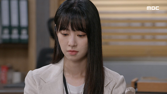 결국 영은을 위해 사직서와 재입사 하지 않겠다는 서약서에 싸인하는 윤솔(전혜연)