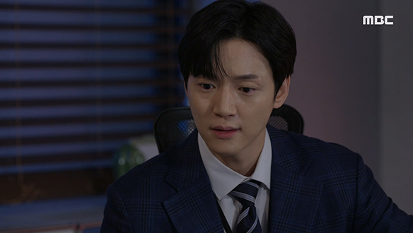 윤솔(전혜연)의 가짜 뉴스와 주가 폭락에 관련하여 데이빗에게 긴급 면담 요청을 하는 진우(서한결)