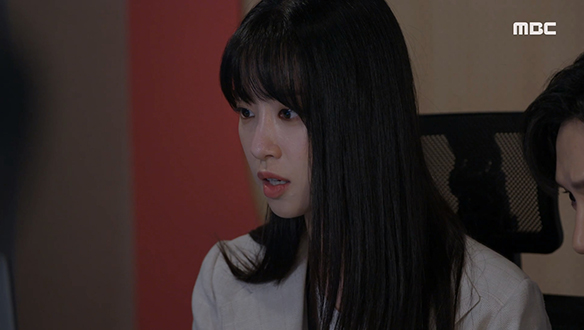 가짜 뉴스를 퍼트리는 기자와 도현(진주형)과 인사를 나누던 기자가 같은 사람이라는 걸 깨달은 윤솔(전혜연)