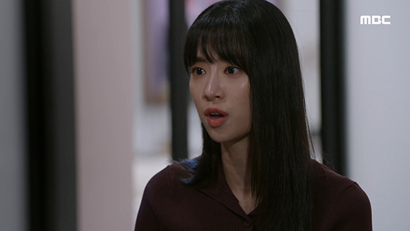 황태용이 치환의 오른팔이었고 자신이 딸이라는 사실을 이미 알고 있었다는 걸 깨달은 윤솔(전혜연)