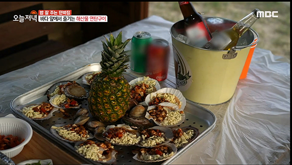 민박집에서 제공되는 해산물 연탄구이! 클립 이미지