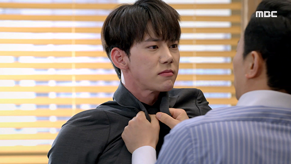 문도현(진주형)을 복날 개 패듯 패는 치환(김유석)