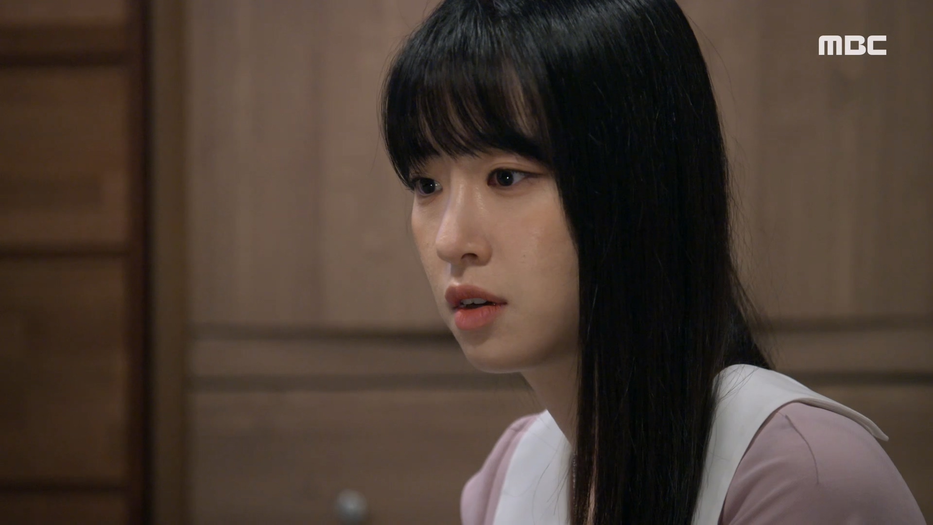 미강(고은미)과 이창(이훈)이 아는 사이였다는 걸 알게 된 윤솔(전혜연)