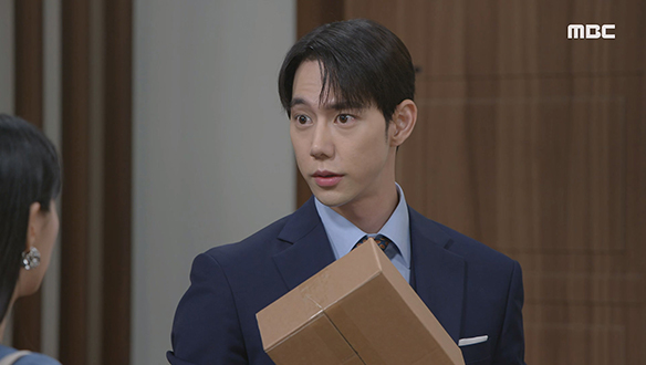 목찬(이태오)이 보관했던 증거를 가로채가는 도현(진주형) 클립 이미지