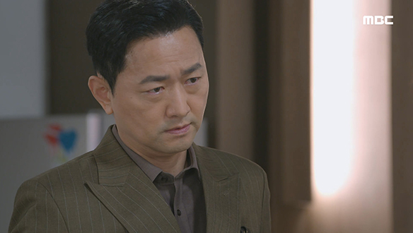 "그 구조자가 글쎄.. 윤솔이더라고" 미강(고은미)과 상철(정한용)을 떠보는 치환(김유석) 클립 이미지