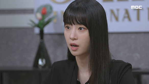 데이빗(안동엽) 대표가 조직폭력배의 일원이라는 기사에 긴급회의가 소집된 샤인 인터내셔널