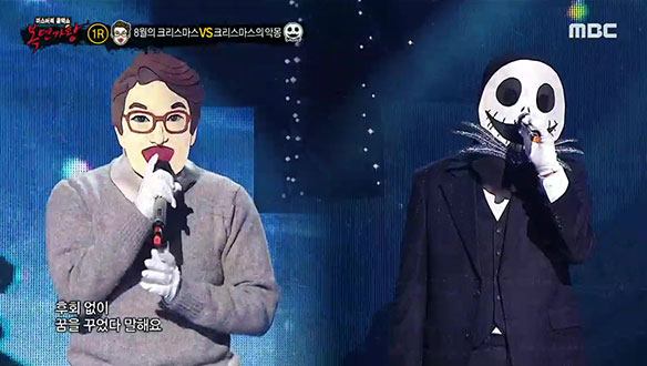 부드럽고 섬세한 목소리 '8월의 크리스마스' VS 토닥여주듯 담담히 전하는 위로 '크리스마스의 악몽' <걱정 말아요 그대>