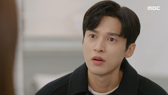 "왜 이렇게 안 챙겨 먹어요!" 쓰러진 다정(오승아)을 걱정하며 화내는 요한(윤선우)